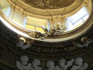 puti peering down, I hope they don't have water balloons.